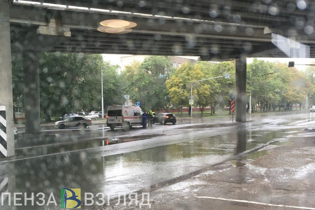 Под Гагаринским мостом в Пензе машина такси сбила пешехода