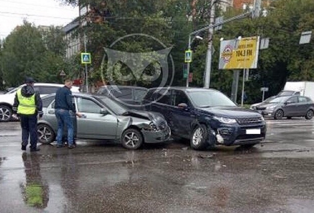 У автовокзала в Пензе жестко столкнулись три авто. Фото