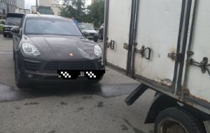 В Пензе водитель «ГАЗели» помял дорогую иномарку