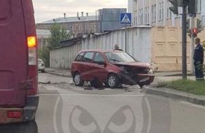 На Южной поляне Пензы жестко столкнулись два автомобиля