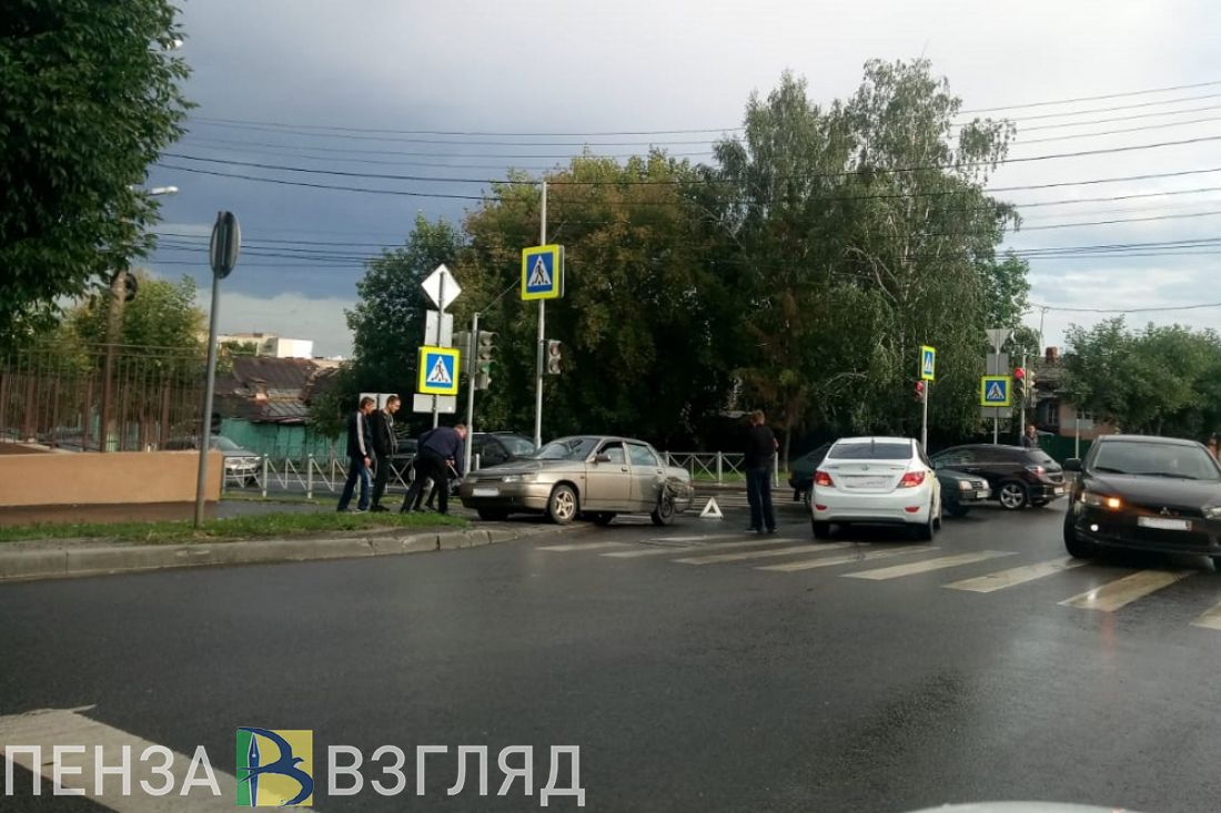 В Пензе на Южной поляне «Яндекс.Такси» влетело в «ВАЗ»