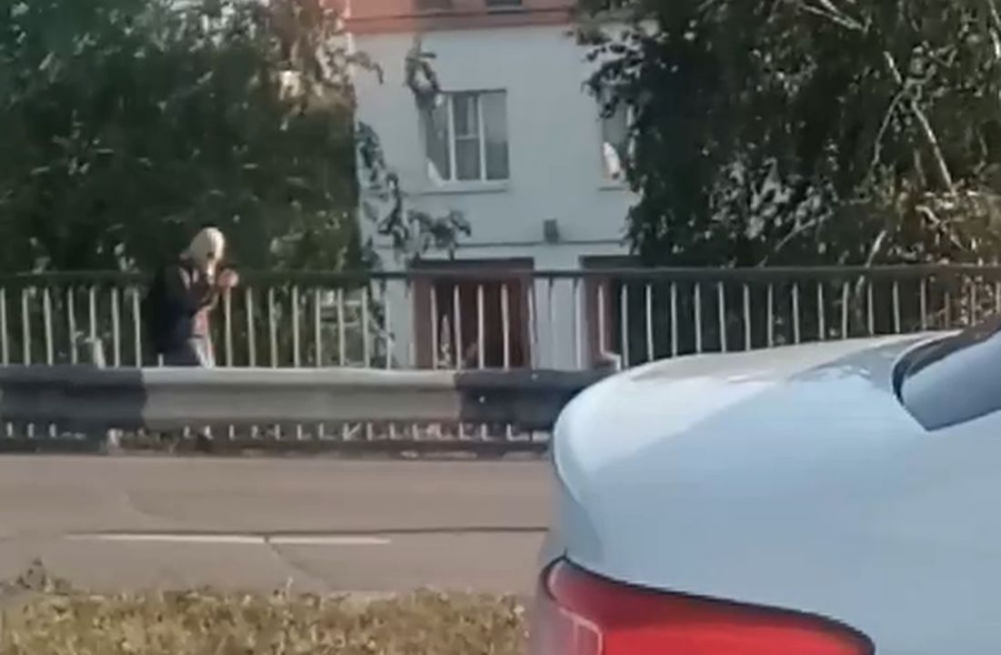 В Пензе замечен школьник, гуляющий по улице в противогазе