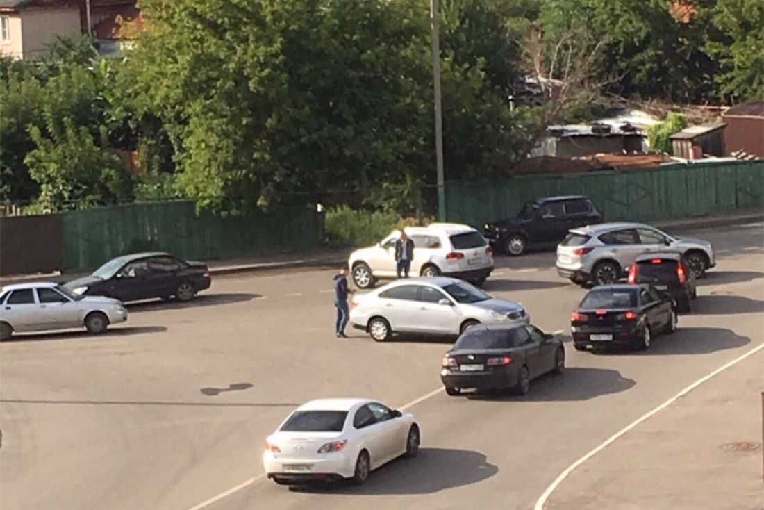 Из-за столкновения двух авто в Пензе парализовало движение машин