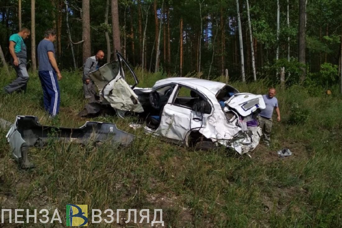 В Пензе на трассе «Урал» машину искорежило до неузнаваемости. Фото