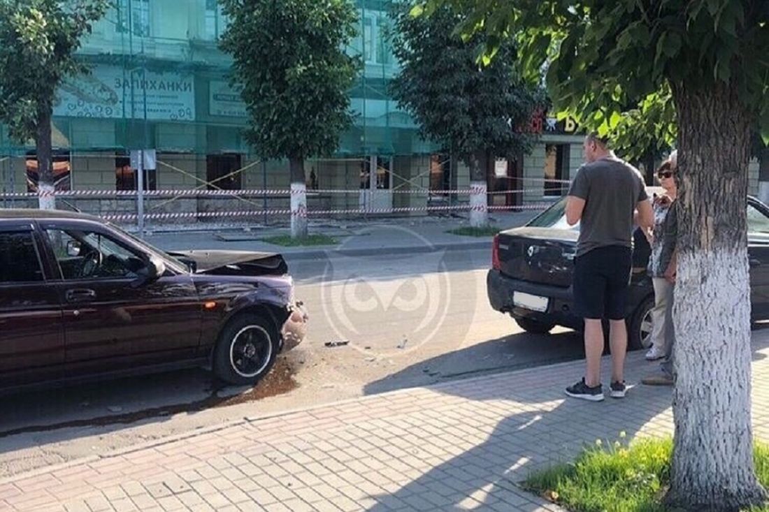 В центре Пензы в результате ДТП изуродовало легковушку