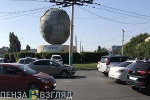 В результате ДТП «BMW X5» вылетел на газон возле «Глобуса» в Пензе