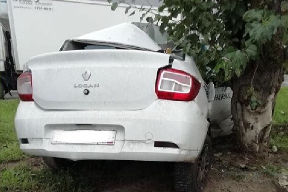 Авто в банан завернуло». В Пензе «Яндекс.Такси» разворотило после  столкновения с деревом