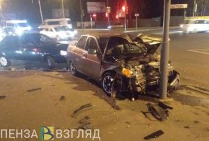 На месте работают «скорая», МЧС и ГАИ. В Пензе жестко столкнулись два авто