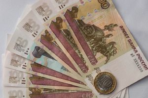 Житель Кондольского района начал отдавать долг дочке после ареста