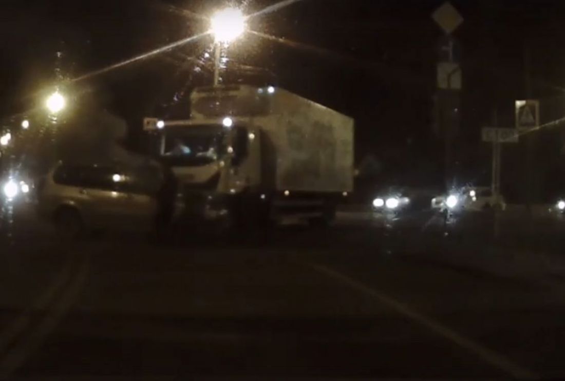 На видео попал момент аварии грузовика и внедорожника в Пензе