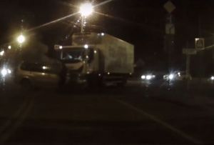 На видео попал момент аварии грузовика и внедорожника в Пензе
