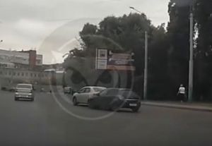 На видео попал момент аварии около «Глобуса» в Пензе