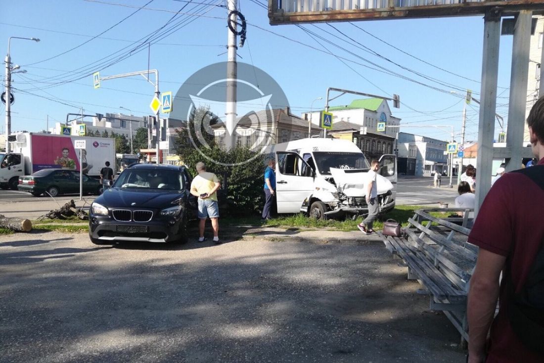 Появились новые фото с места ДТП с маршруткой в Пензе