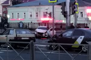 «С «восьмерки» двое вылетели». Опубликованы фотографии с места смертельной аварии в центре Пензы