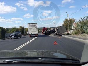 На пензенком участке федеральной трассы фура повалилась набок
