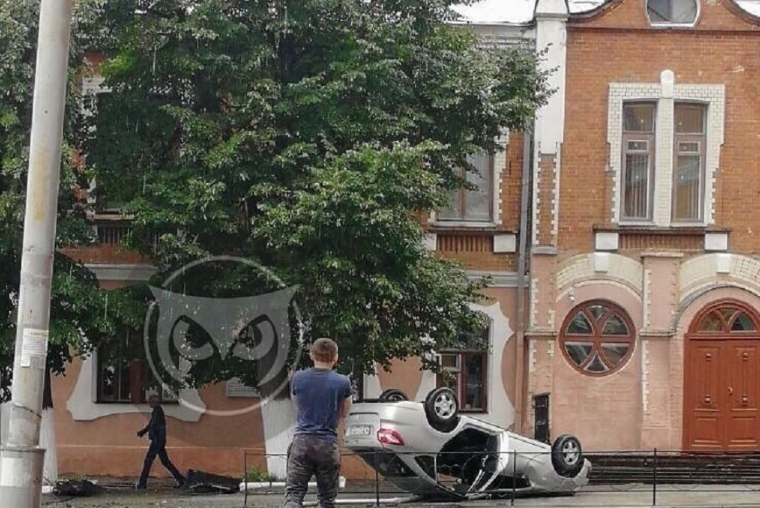 В Пензе на улице Богданова легковушка опрокинулась на крышу