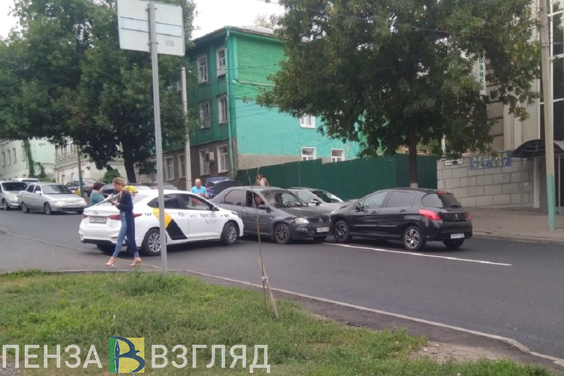 В Пензе Hyundai и Peugeot «поцеловали» Renault. Ему не понравилось