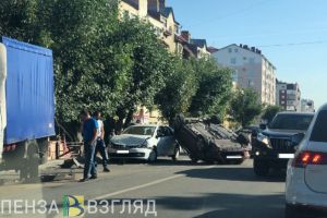 В Пензе иномарка перевернулась после столкновения с авто