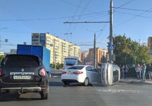 В пензенской Терновке после столкновения перевернулся легковой автомобиль