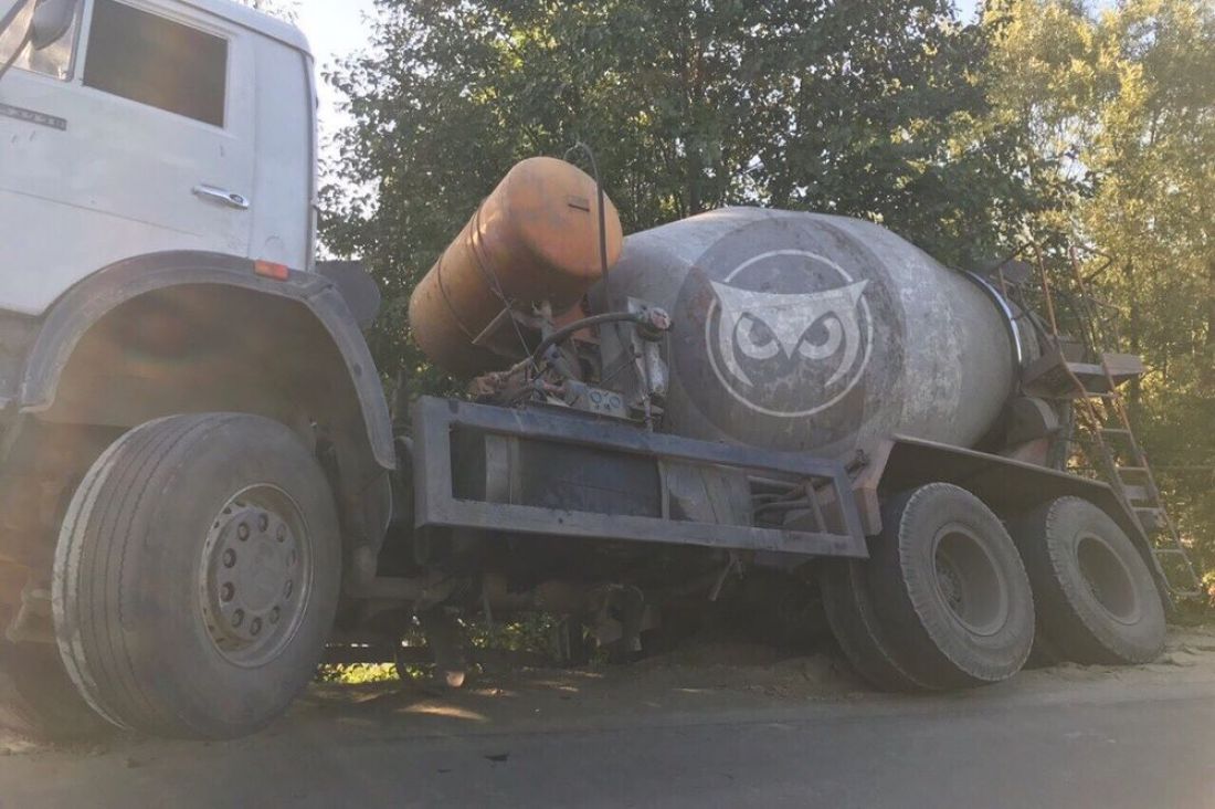 Опубликованы фото из Пензы, где бетономешалка ушла под откос