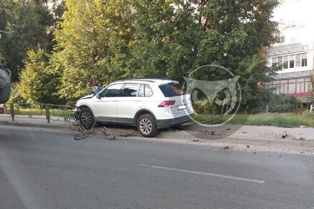 В Пензе иномарка снесла металлические ограждения вдоль дороги