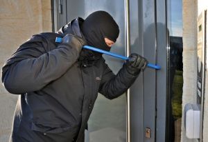 В Пензе в микрофинансовую организацию ворвался грабитель в маске