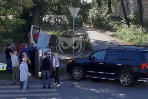 «Двери вывернуло». В Пензе внедорожник опрокинул на бок иномарку