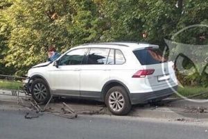 Появилось видео, как кроссовер снес ограждения на Окружной в Пензе