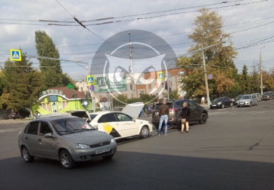 В центре Пензы «Яндекс. Такси» угодило в ДТП