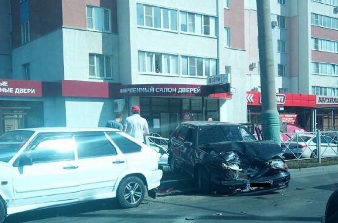 В Пензе на улице Пушкина жестко столкнулись две «четырнадцатые»