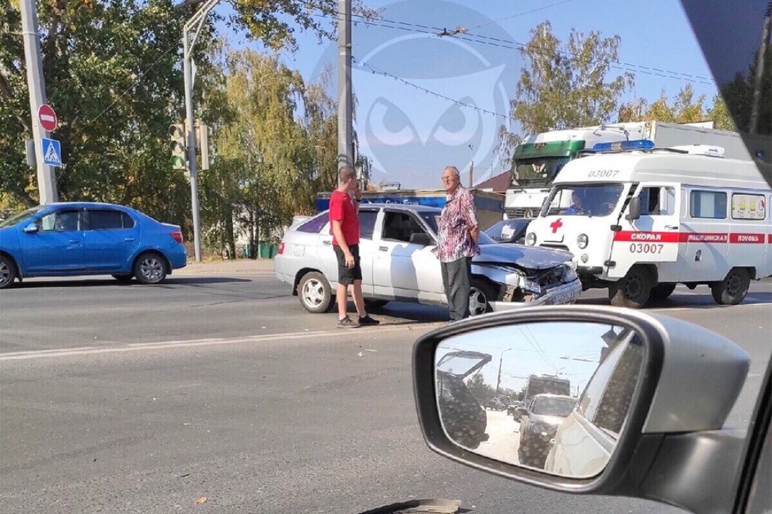 В Пензе «двенадцатая» попала в жесткое ДТП и встала поперек дороги