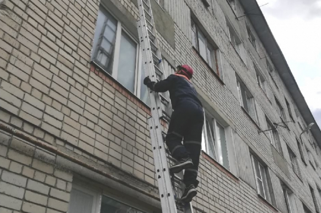 Малыш закрылся в квартире. В Пензе спасатели пришли на помощь маме