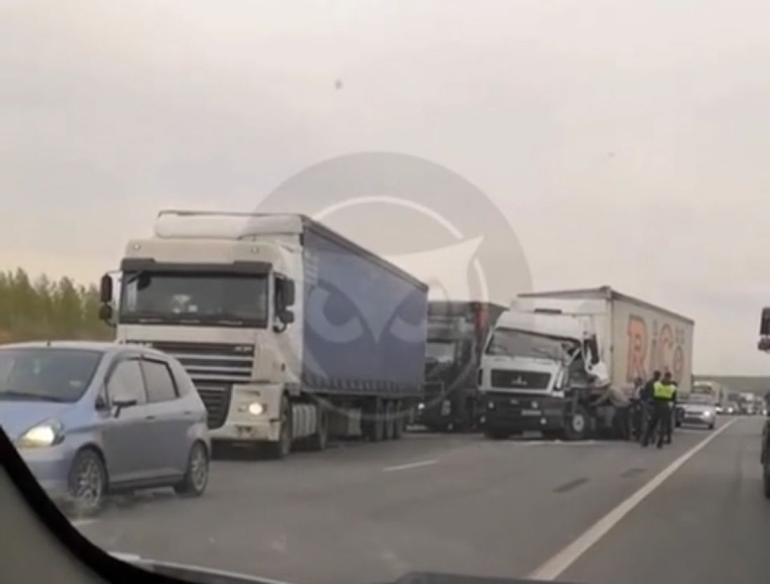 На федеральной трассе под Пензой жестко помяло кабину фуры. Видео