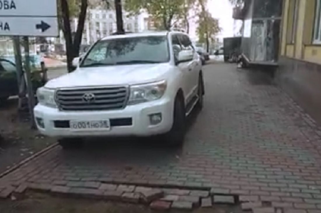 В центре Пензы внедорожник припарковался на тротуаре