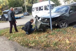 В Пензе иномарка улетела в столб после столкновения с «двенадцатой»