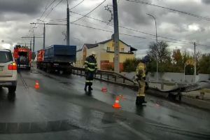 На мосту на улице Баумана в Пензе грузовик снес отбойник
