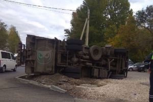 На трассе М-5 в Пензе опрокинулся грузовик
