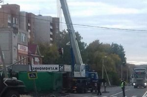 Упавший набок мусоровоз на М-5 в Пензе стал причиной пробки