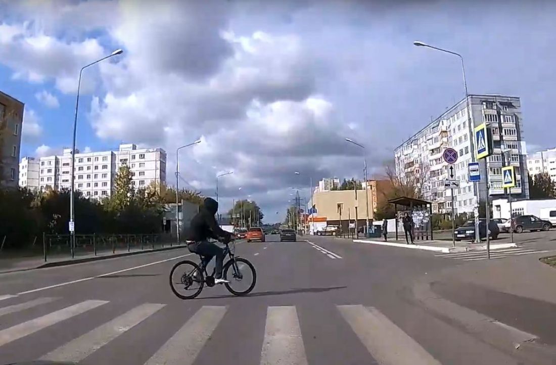 В Пензе «бессмертный» велосипедист отправился под колеса автомобиля. Видео