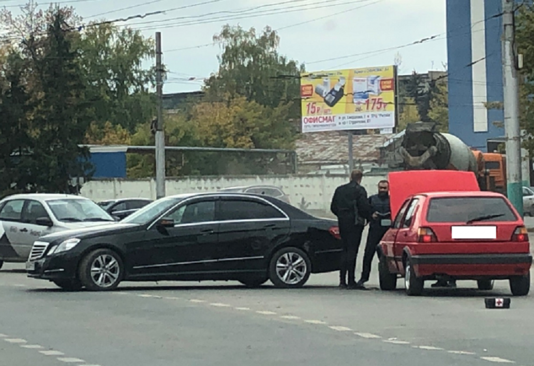В Пензе два столкнувшихся авто перегородили дорогу