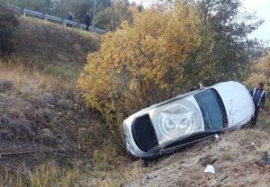 «Volkswagen» улетел в овраг в районе пензенского села Алферьевка. Фото