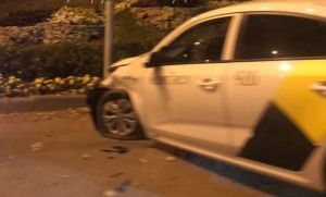 Ночью в центре Пензы в аварию попал автомобиль службы такси