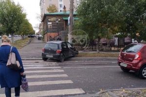В Пензе иномарка влетела в столб