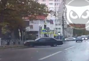 В центре Пензы иномарка «заплясала» и врезалась в ограждение. Видео