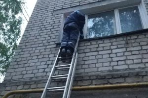 В Пензе спасатели помогли женщине-инвалиду, запертой в квартире