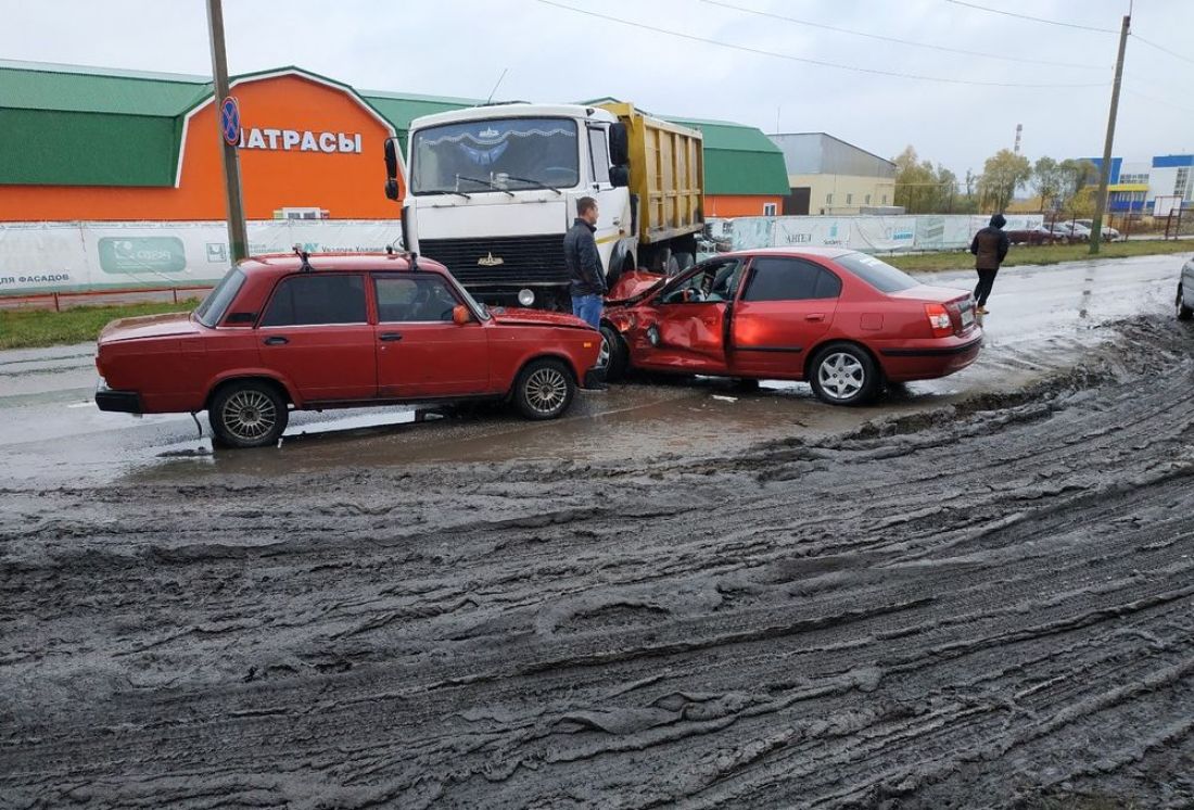 На выезде из Пензы в жесткую аварию попали самосвал и две легковушки. Фото