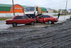 На выезде из Пензы в жесткую аварию попали самосвал и две легковушки. Фото