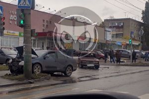 В Пензе иномарка вылетела на обочину после столкновения с «ВАЗом»