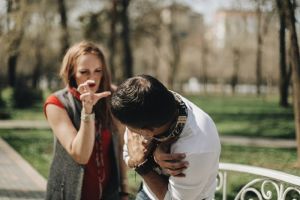 Жительница Колышлейского района начала душить мужа, поругавшегося на нее
