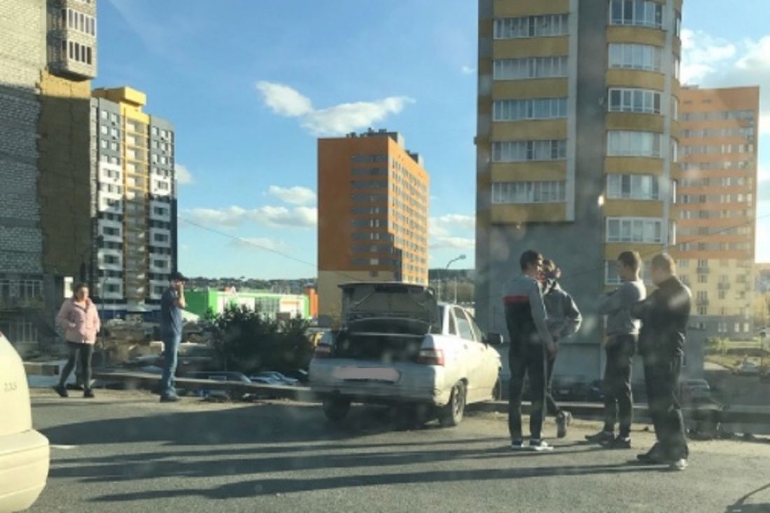 Появились фото и видео с места, где «ВАЗ» чуть не слетел с моста в Пензе